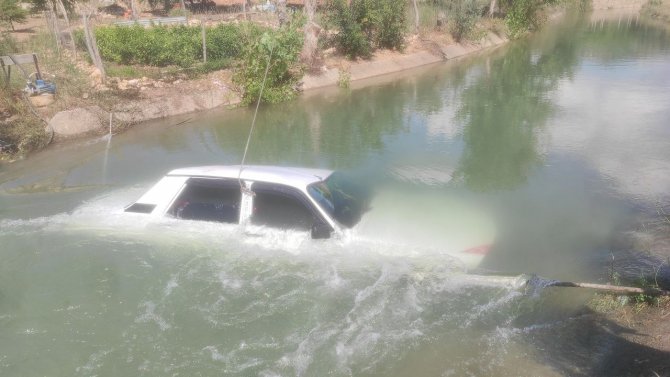 Sulama Kanalına Düşen Otomobili Kurtarma Operasyonu: Vatandaşlar Seferber Oldu