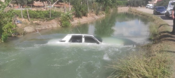Sulama Kanalına Düşen Otomobili Kurtarma Operasyonu: Vatandaşlar Seferber Oldu