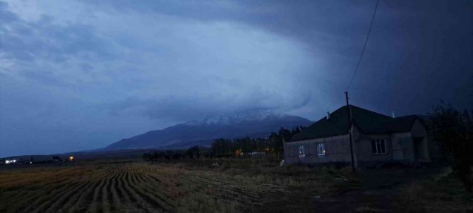 Süphan Dağına Mevsimin İlk Karı Yağdı