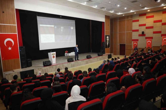 Ağrı’da Lise Öğrencilerine Yönelik “Fuat Sezgin Ve İ̇slam Bilimler Tarihi” Adlı Konferans Verildi