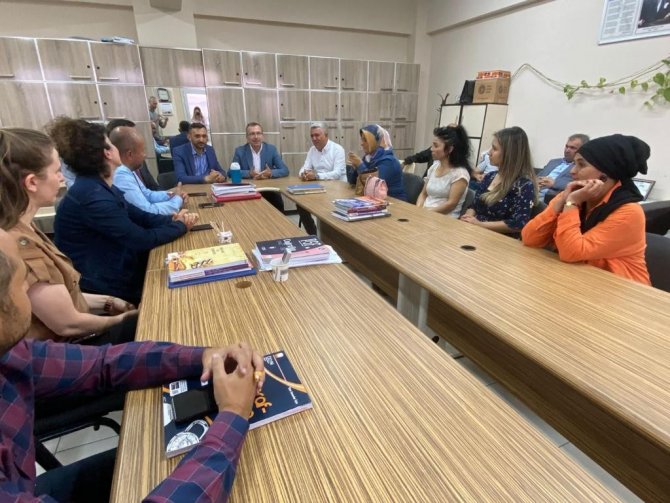 Ak Parti’li Aydemir Sarıgöl’de Üzüm Sergilerini Gezdi, Vatandaşla Buluştu