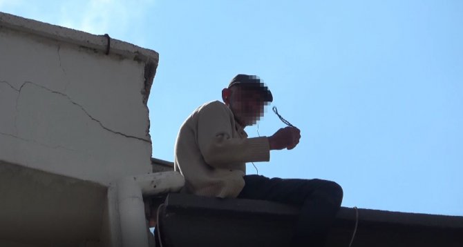 Çatıya Çıktı, Kulaklık Takıp Hem Müzik Dinledi Hem Tespih Salladı