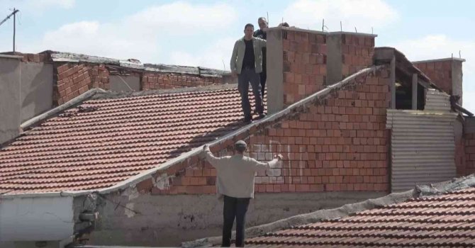 Çatıya Çıktı, Kulaklık Takıp Hem Müzik Dinledi Hem Tespih Salladı