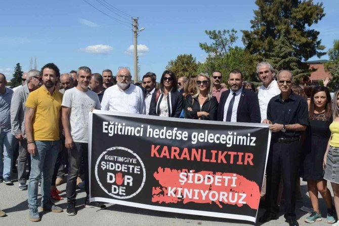 Aliağa’da Eğitim Sendikalarından, Öğretmene Karşı Tehdit Ve Hakarete Kınama