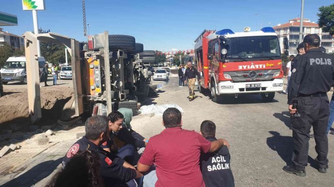 Devrilen Kamyonun Altında Kalan Genç Kız Hayatını Kaybetti