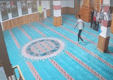 Camiye Elinde Kazma Ve Ayakkabıyla Giren Rus Turist Sınır Dışı Edildi