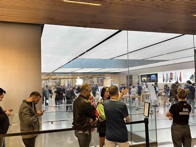 57 Bin Tl’lik Cep Telefonunu Almak İçin Kuyruğa Girdiler