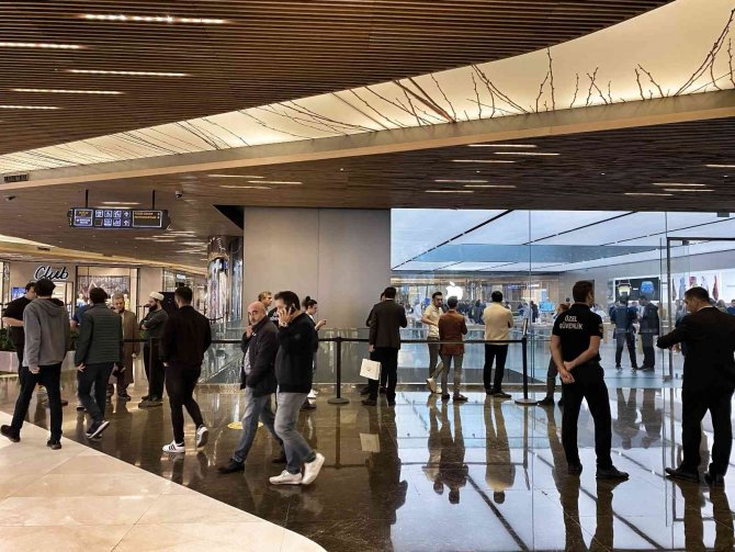 57 Bin Tl’lik Cep Telefonunu Almak İçin Kuyruğa Girdiler