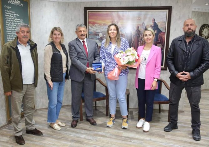 Dünya Şampiyonu Milli Boksör Şennur Demir’e 74 Adet Çeyrek Altın