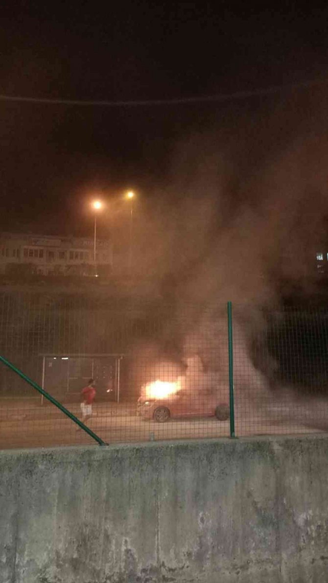 Seyir Halinde Alev Alan Otomobilden Son Anda Kurtuldu