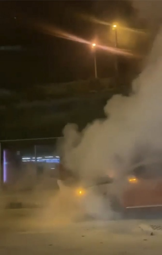 Seyir Halinde Alev Alan Otomobilden Son Anda Kurtuldu