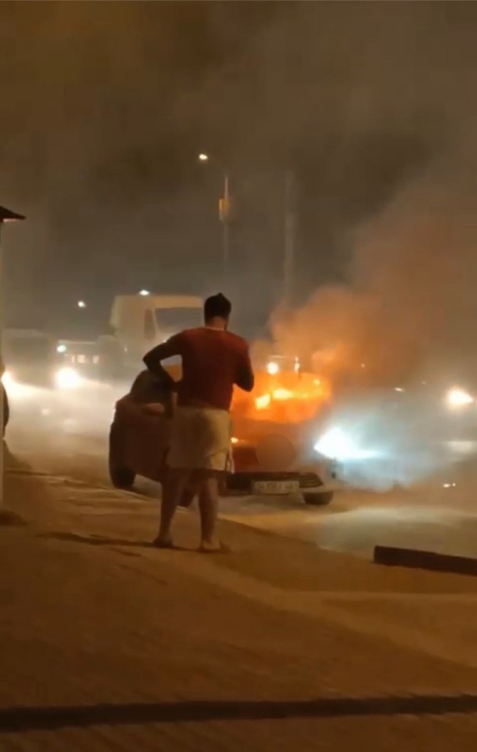 Seyir Halinde Alev Alan Otomobilden Son Anda Kurtuldu