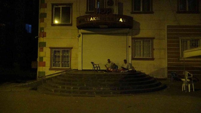 Ailelerin Evlat Nöbeti Gece De Devam Ediyor