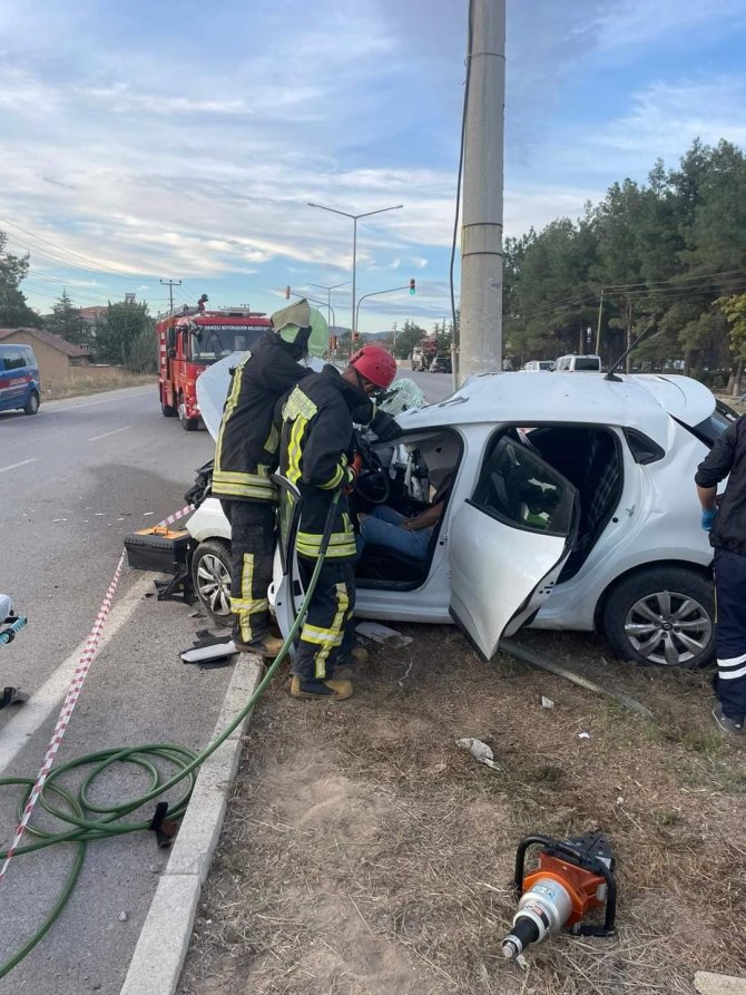 Aydınlatma Direğine Çarpan Otomobilin Sürücüsü Öldü