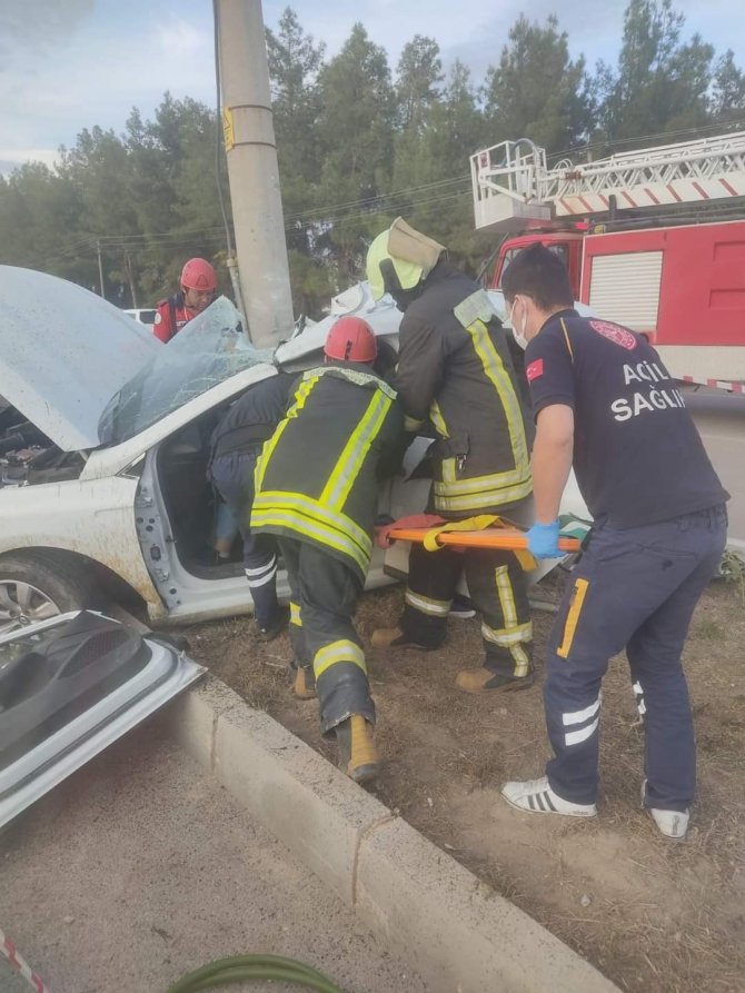Aydınlatma Direğine Çarpan Otomobilin Sürücüsü Öldü