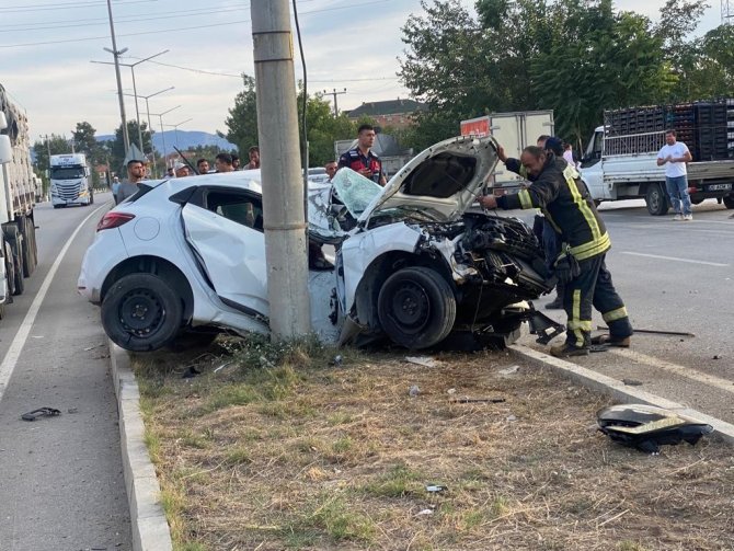 Aydınlatma Direğine Çarpan Otomobilin Sürücüsü Öldü