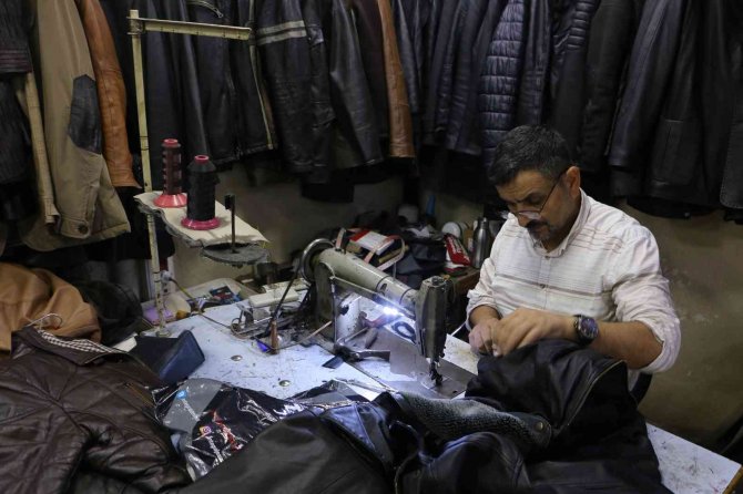 10 Yaşında Çekiç Sesine Kulak Verdi, 35 Yıldır Deri Mont Onarıyor