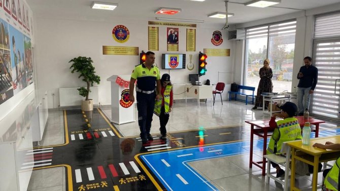 Minik Öğrencilere Trafik Eğitimi