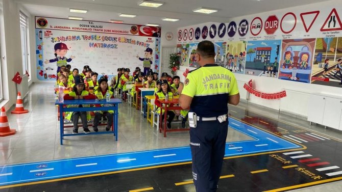 Minik Öğrencilere Trafik Eğitimi