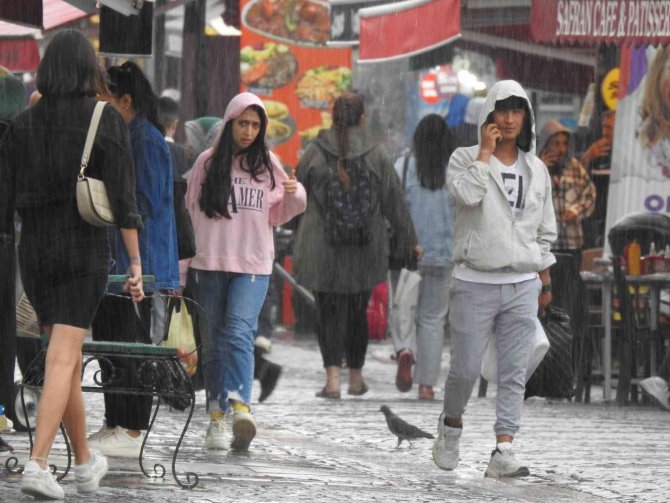 Edirne’de Kısa Süreli Etkili Olan Sağanak Zor Anlar Yaşattı