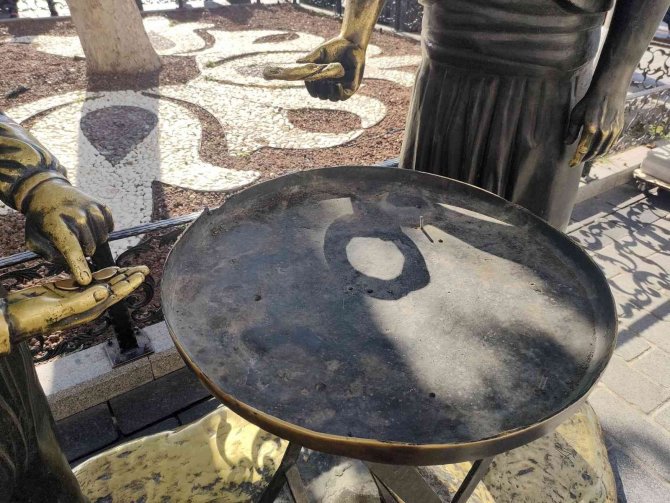 Eminönü’nde Bulunan Simitçi Heykelinin Bronz Simitleri Çalındı