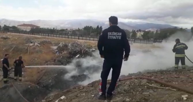 Boş Arazide Çıkan Yangın Büyümeden Söndürüldü