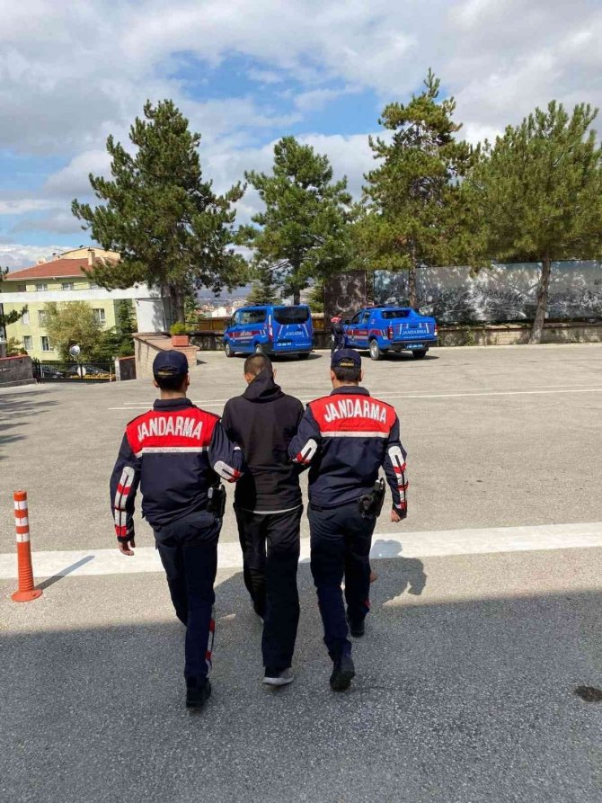 İ̇ş Yerinden Hırsızlık Yapan 3 Şüpheli Tutuklandı