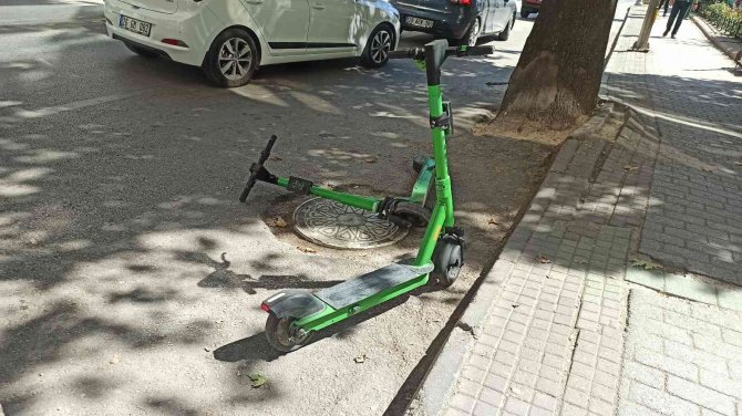 Caddeye Bilinçsizce Bırakılan Kiralık Scooterlar Tepkiye Neden Oldu