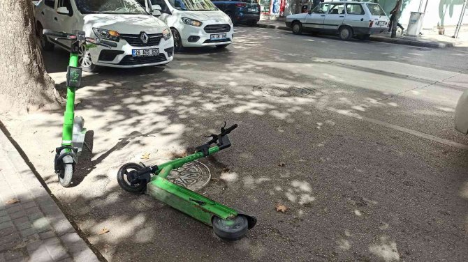 Caddeye Bilinçsizce Bırakılan Kiralık Scooterlar Tepkiye Neden Oldu