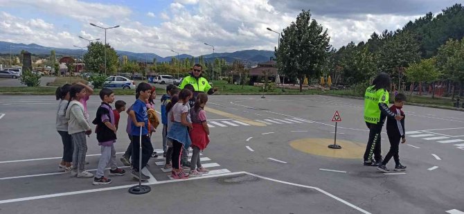Gediz’de Öğrencilere Trafik Eğitimi