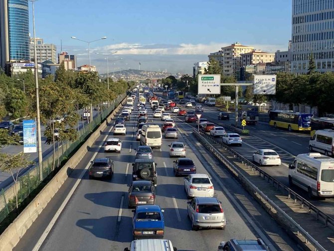 İ̇stanbul’da Haftanın Son İş Gününde Trafik Yoğunluğu Oluştu