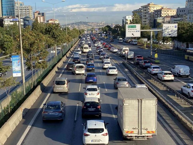 İ̇stanbul’da Haftanın Son İş Gününde Trafik Yoğunluğu Oluştu