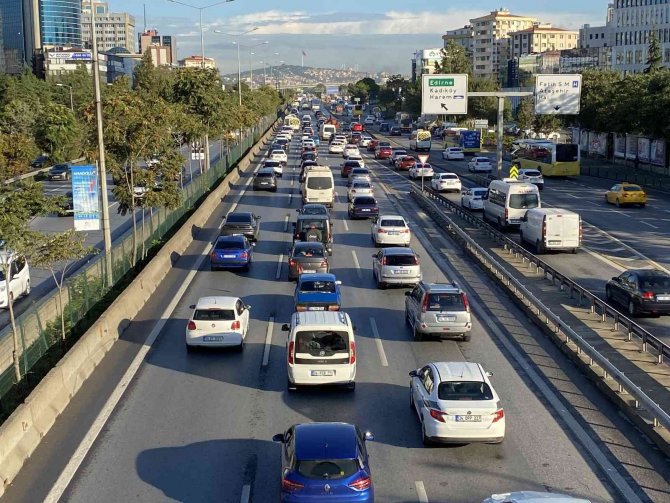 İ̇stanbul’da Haftanın Son İş Gününde Trafik Yoğunluğu Oluştu