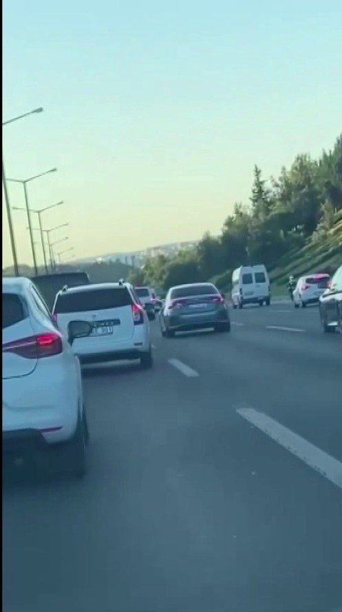 İ̇stanbul’da Makas Atan Sürücüler Kamerada