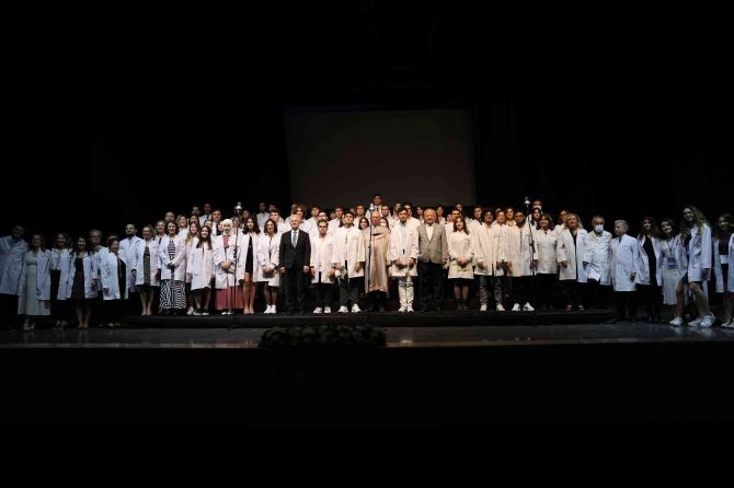 Beyaz Önlük Giyip ‘Tıbbiyeli Yemini’ Ettiler