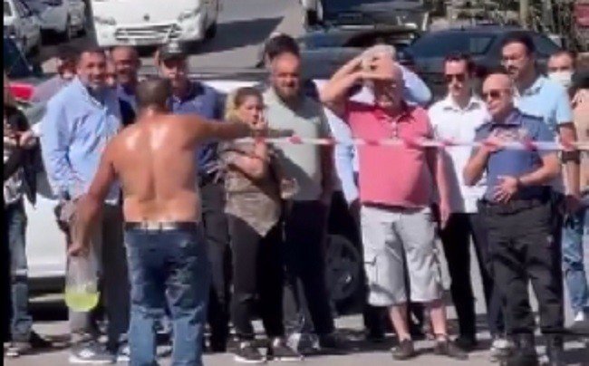 İ̇zmir’de Korku Dolu Anlar, Benzin Döküp Çocuklarını Yakmaya Kalkıştı