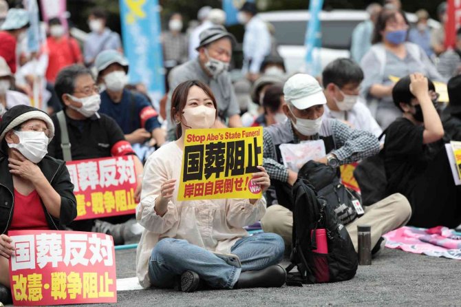 Japonya’da Abe İçin Yapılacak Resmi Cenaze Töreni Protesto Edildi