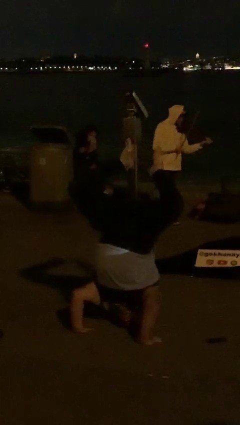 Kadıköy’de Amuda Kalkan Vatandaşın İlginç Dansı Kamerada