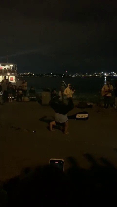 Kadıköy’de Amuda Kalkan Vatandaşın İlginç Dansı Kamerada