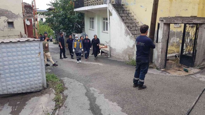 İ̇ki Katlı Müstakil Evde Çıkan Yangın Söndürüldü