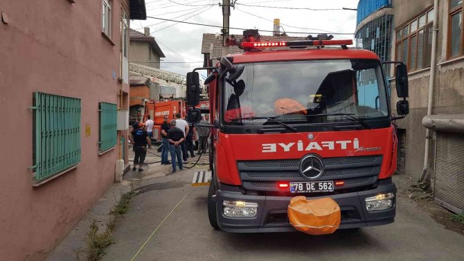 İ̇ki Katlı Müstakil Evde Çıkan Yangın Söndürüldü