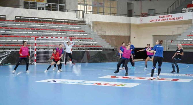 Kastamonu Belediyespor, Şampiyonlar Ligi Karşılaşmasında Galibiyeti Hedefliyor