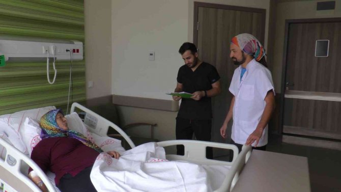 Ayşe Teyzenin Bacağı Kesilmeden Kurtarıldı