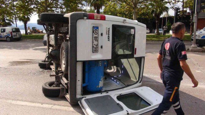 Otomobille Çarpışan Minibüs Devrildi, Şans Eseri Yaralanan Olmadı