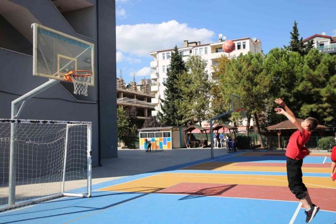 106 Okula Daha Basketbol Ve Voleybol Sahası Kazandırıldı
