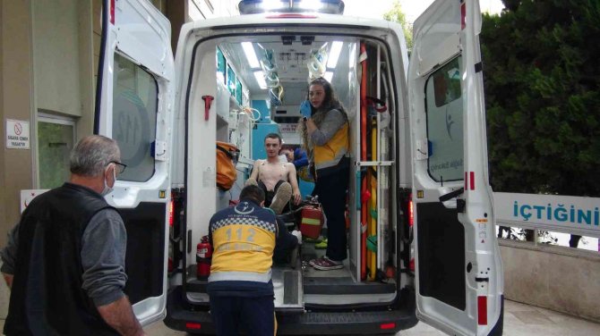 Gençlerin Kavgası Kanlı Bitti: 3 Yaralı