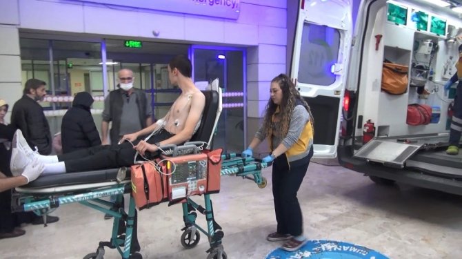Gençlerin Kavgası Kanlı Bitti: 3 Yaralı