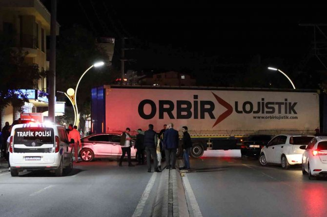 Arızalanan Tır Caddeye Daldı, Ortalık Savaş Alanına Döndü