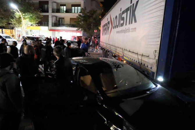 Arızalanan Tır Caddeye Daldı, Ortalık Savaş Alanına Döndü