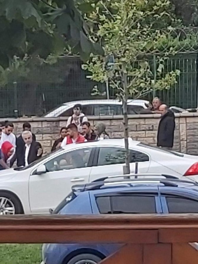 Küçükçekmece’de Yolun Karşısına Geçen İki Genç Kıza Araç Çarptı